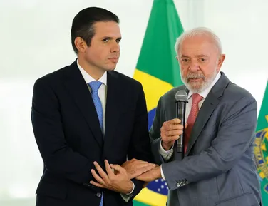 Lula e Motta vão se reunir nesta semana para debater fim da escala 6x1 - Imagem