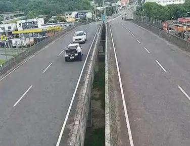 Motorista tenta fechar capô em viaduto e acaba arremessado - Imagem