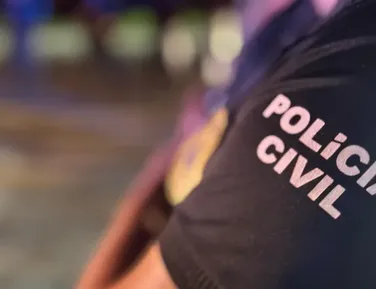 Mulher é presa após arremessar faca no próprio filho na Bahia - Imagem