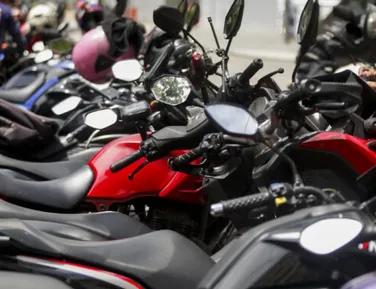 Nova regra proíbe motos com dois ocupantes e prevê multas altas - Imagem