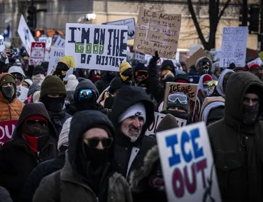 Polícia de imigração de Trump mata de novo e renova onda de protestos - Imagem