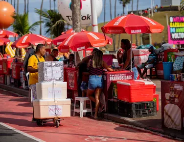 Quanto ganha quem trabalha na rua durante o Carnaval de Salvador? - Imagem