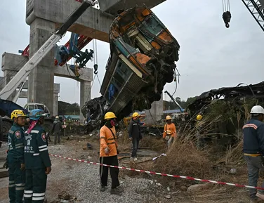Queda de guindaste sobre trem deixa ao menos 28 mortos e 64 feridos - Imagem