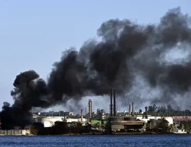Refinaria de petróleo pega fogo em meio à crise energética em Cuba - Imagem