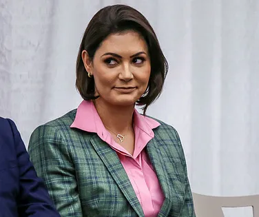 À espera de cirurgia, Bolsonaro recebe visita de Michelle na prisão - Imagem