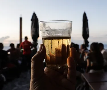 Aprovada multa de R$ 1.071 para quem portar bebida alcoólica no Brasil - Imagem