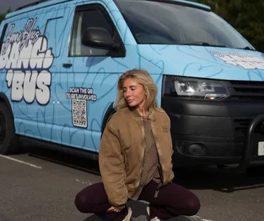 Atriz pornô é presa após fazer tour com ‘ônibus do sexo’ - Imagem