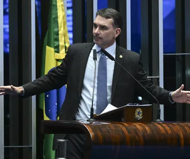 Bolsonaro "moderado": Flávio busca apoio de ex-aliados para disputar presidência - Imagem