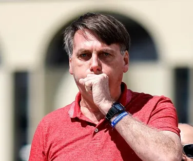 Bolsonaro será reavaliado na segunda para procedimento contra soluço - Imagem