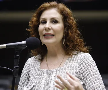 Câmara vai na contramão da CCJ e mantém mandato de Carla Zambelli - Imagem