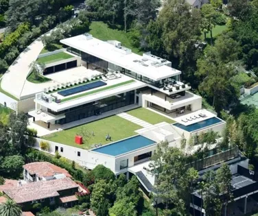 Cantor mais rico do mundo vive em mansão de R$ 530 milhões aos 56 anos - Imagem