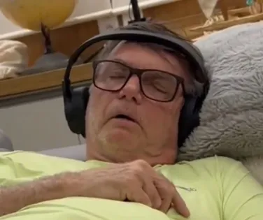 Carlos Bolsonaro apela e posta vídeo do pai tendo crise de soluço - Imagem