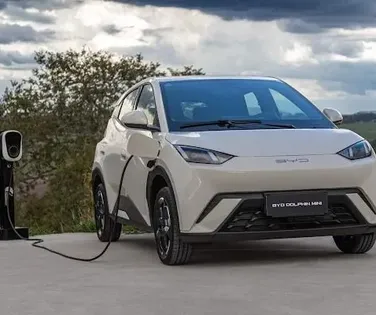 Carros elétricos e painéis solares ficam mais caros no Brasil - Imagem