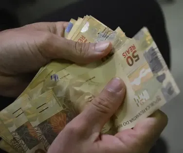 Cerca de 95,3 milhões de pessoas recebem 2ª parcela do 13º nesta sexta - Imagem