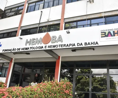 Coleta de sangue na Bahia foi feita com garrafões de vidro até os anos 90 - Imagem