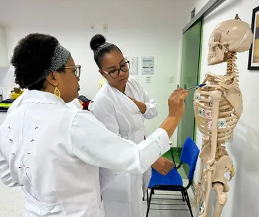 Curso técnico em Enfermagem oferece bolsas gratuitas em Salvador - Imagem