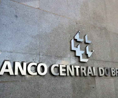 Em meio à crise, Lula demite diretores do BC - Imagem