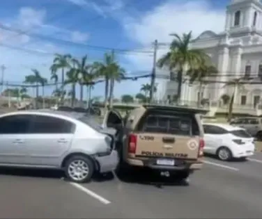 Engavetamento com seis veículos na Paralela deixa dois soldados feridos - Imagem