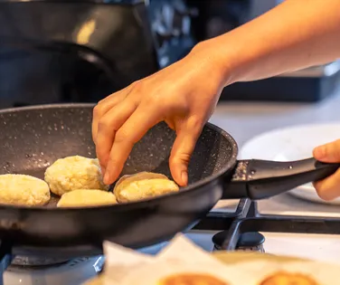 Esqueça a manteiga: esse truque evita que a comida grude na frigideira - Imagem