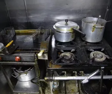 Fezes e baratas: restaurante e bares são interditados por má higiene - Imagem