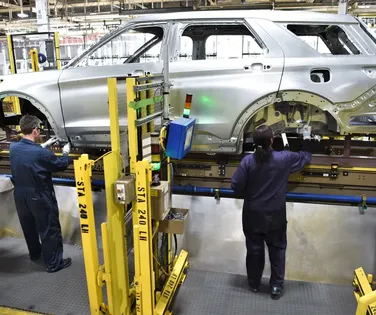 Fim do elétrico? Gigante montadora cancela projetos e para produção - Imagem