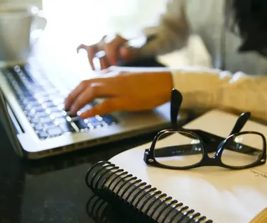 Fim do escritório? Veja 25 profissões que vão bombar no Brasil em 2026 - Imagem