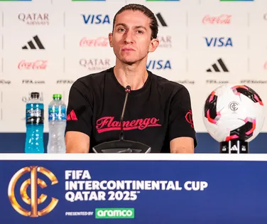 Flamengo anuncia renovação com Filipe Luís até o fim de 2027 - Imagem