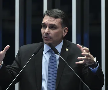 Flávio Bolsonaro candidato faz dólar disparar e Ibovespa afundar - Imagem
