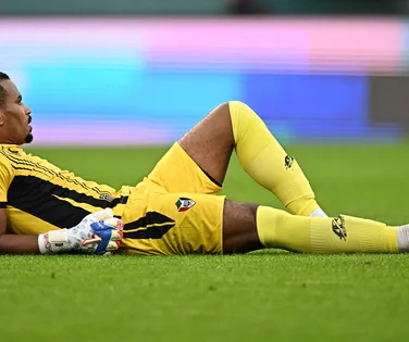 Goleiro cai desacordado, recebe atendimento e segue no jogo - Imagem