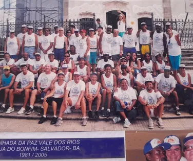 Grupo de amigos celebra 44 anos com caminhada até a Igreja do Bonfim - Imagem