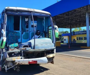 Homem é detido pela PRF por dirigir ônibus batido e sem para-brisa - Imagem