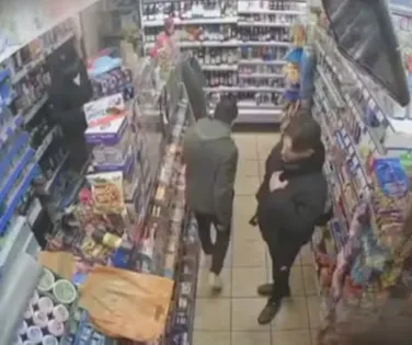 Homem encontra pai desaparecido em mercado após 20 anos - Imagem
