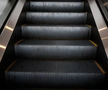 Homem morre ao cair de escada rolante de shopping - Imagem