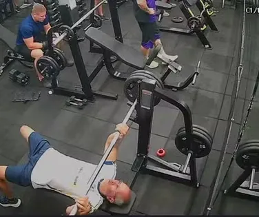 Homem morre após derrubar barra de supino durante exercício na academia - Imagem