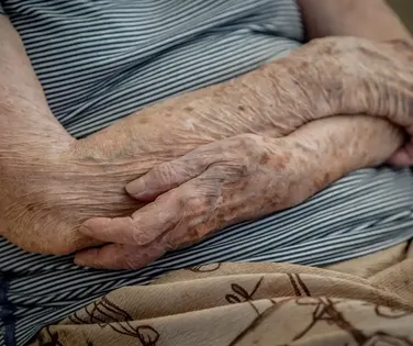 Idosos podem definir cuidador de saúde e bens em caso de incapacidade - Imagem