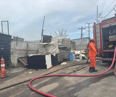 Incêndio de grandes proporções atinge ferro-velho em Salvador - Imagem