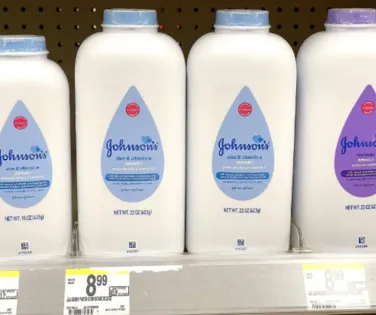 Johnson & Johnson é condenada a pagar US$ 1,5 bi por caso de câncer - Imagem