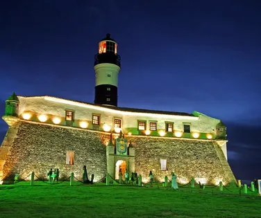 Jovem de 18 anos é preso após furtar turista americana na Barra - Imagem