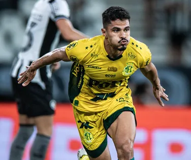 Lateral sucesso no Mirassol está perto de assinar com gigante da Série A - Imagem