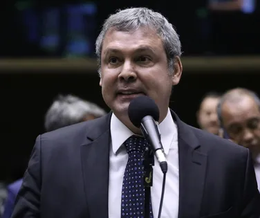 Líder do PT se surpreedeu com votação de PL que beneficia Bolsonaro - Imagem