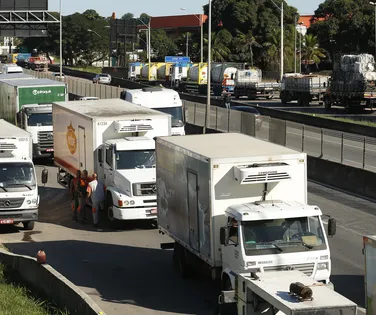Lula libera crédito bilionário para caminhoneiros e promete renovar frota - Imagem