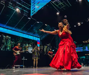 Margareth Menezes celebra 25 anos de álbum com show em Salvador - Imagem