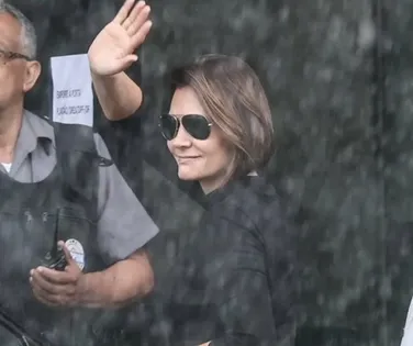 Michelle visita Bolsonaro na PF e desabafa: “Dias difíceis” - Imagem