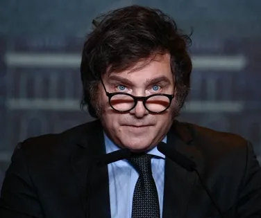 Milei causa polêmica ao postar imagem que mostra Brasil como favela - Imagem