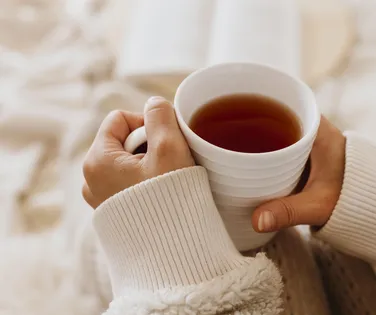 O melhor chá para desinchar a barriga após exageros na ceia de Natal - Imagem