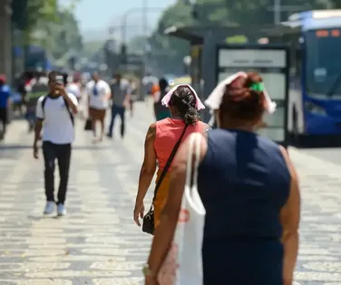 Onda de calor: cidade registra quase mil atendimentos médicos - Imagem