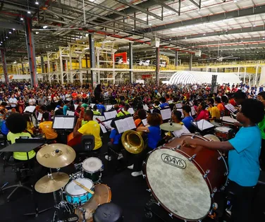 Orquestra Neojiba faz concerto inédito dentro da fábrica da BYD - Imagem