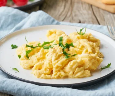 Ovos mexidos de hotel: aprenda o truque simples e infalível - Imagem