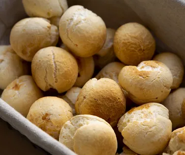 Pão de queijo de frigideira: receita rápida fica pronta em 5 minutos - Imagem