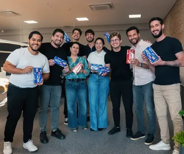 Patrão viraliza ao trocar caixa de bombom por presente de R$ 19 mil - Imagem